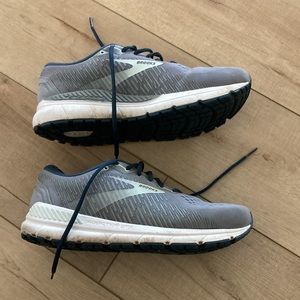 Brooks Women's Flat Running Shoe